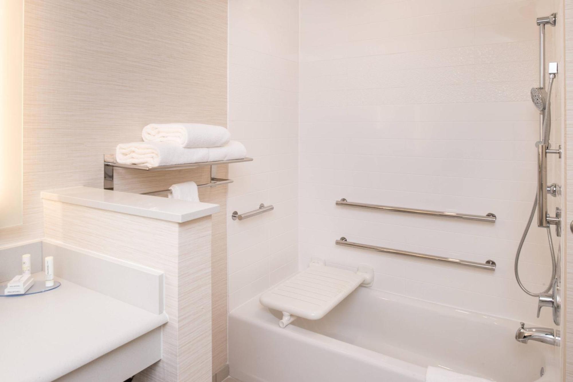Fairfield Inn & Suites By Marriott Akron Stow Bagian luar foto